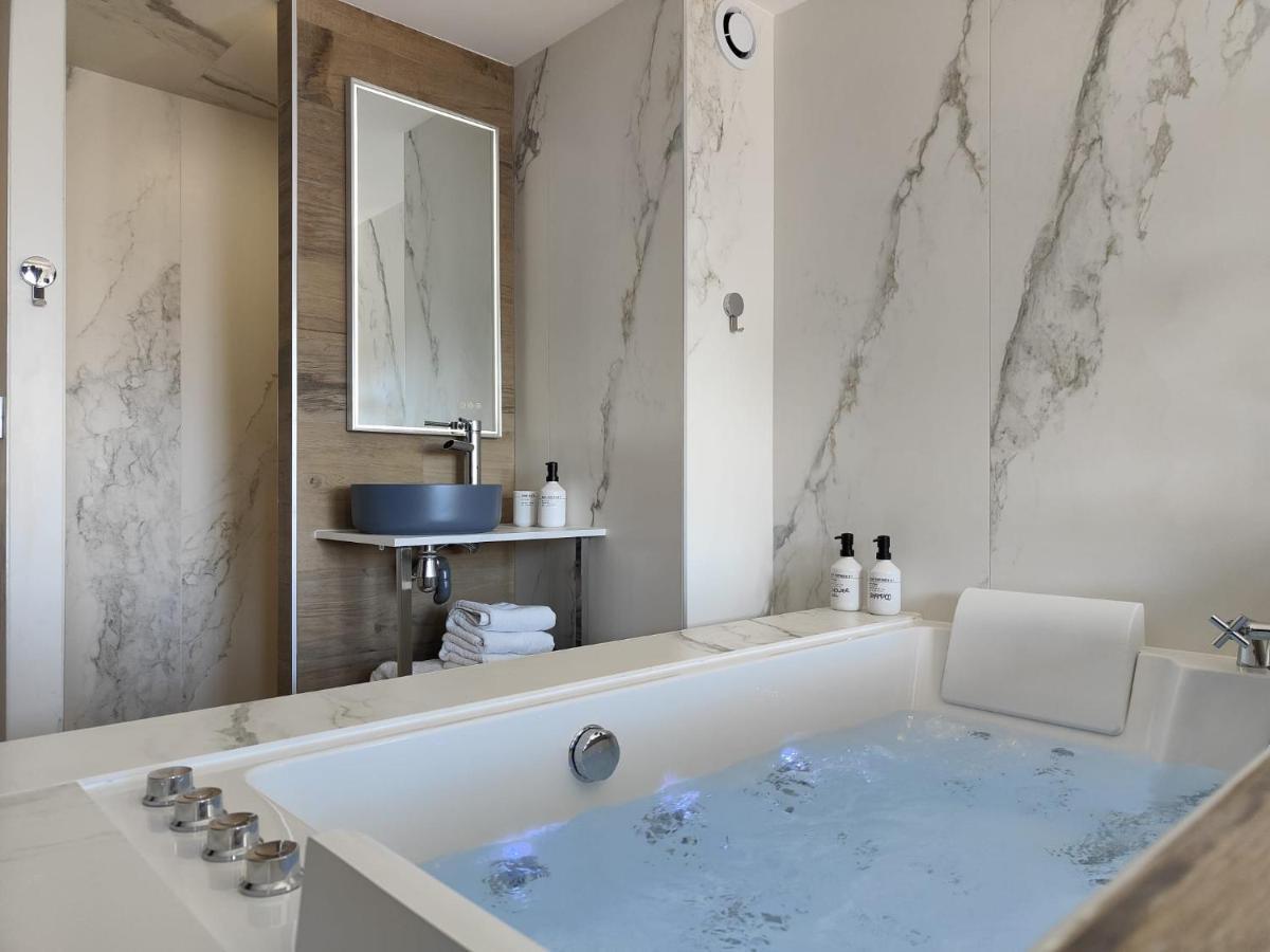 Suites Jm - Les Pins Marines - Jacuzzi & Vue Mer Bandol Buitenkant foto