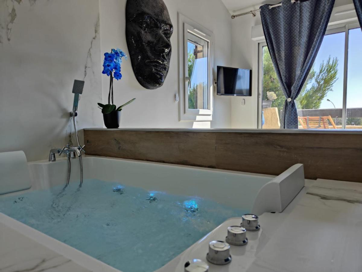 Suites Jm - Les Pins Marines - Jacuzzi & Vue Mer Bandol Buitenkant foto