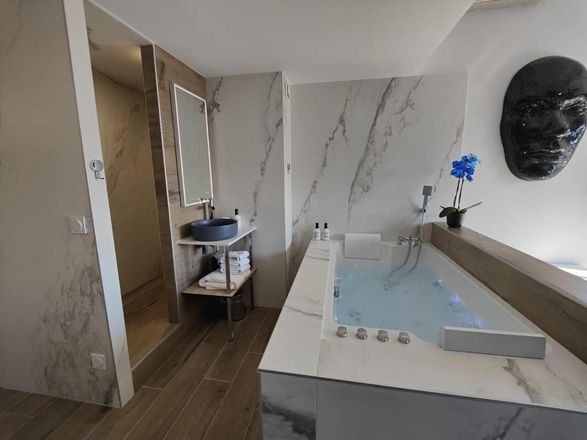 Suites Jm - Les Pins Marines - Jacuzzi & Vue Mer Bandol Buitenkant foto